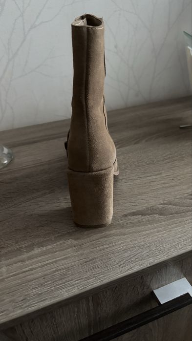 Ботинки бежевого цвета с квадратним мисом