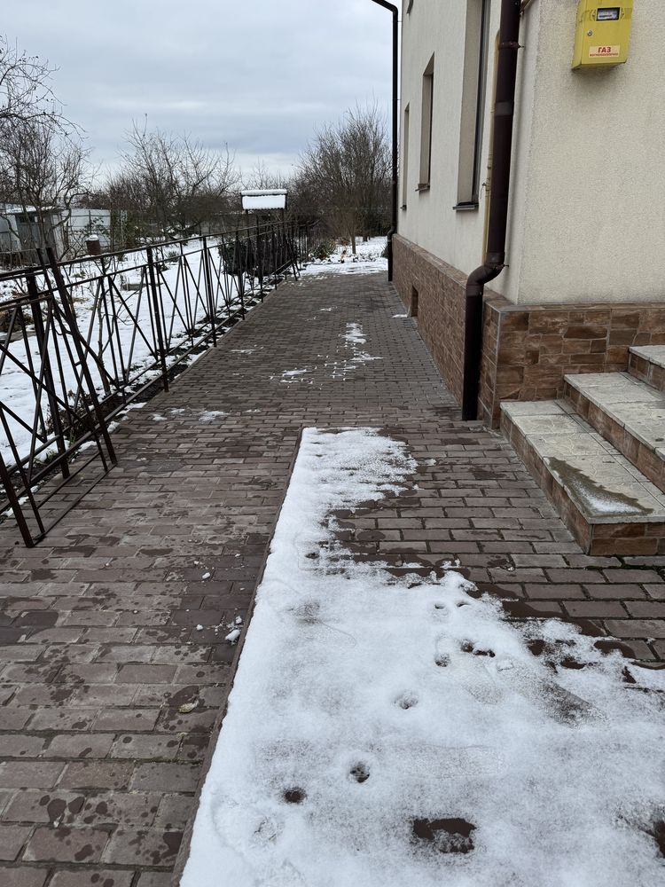 Продаж будинку з укриттям в центрі Крюковщини