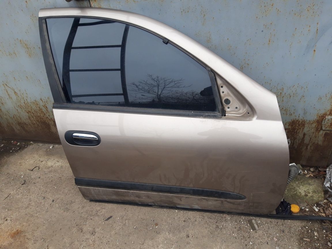 Передняя правая дверь Nissan Almera N16