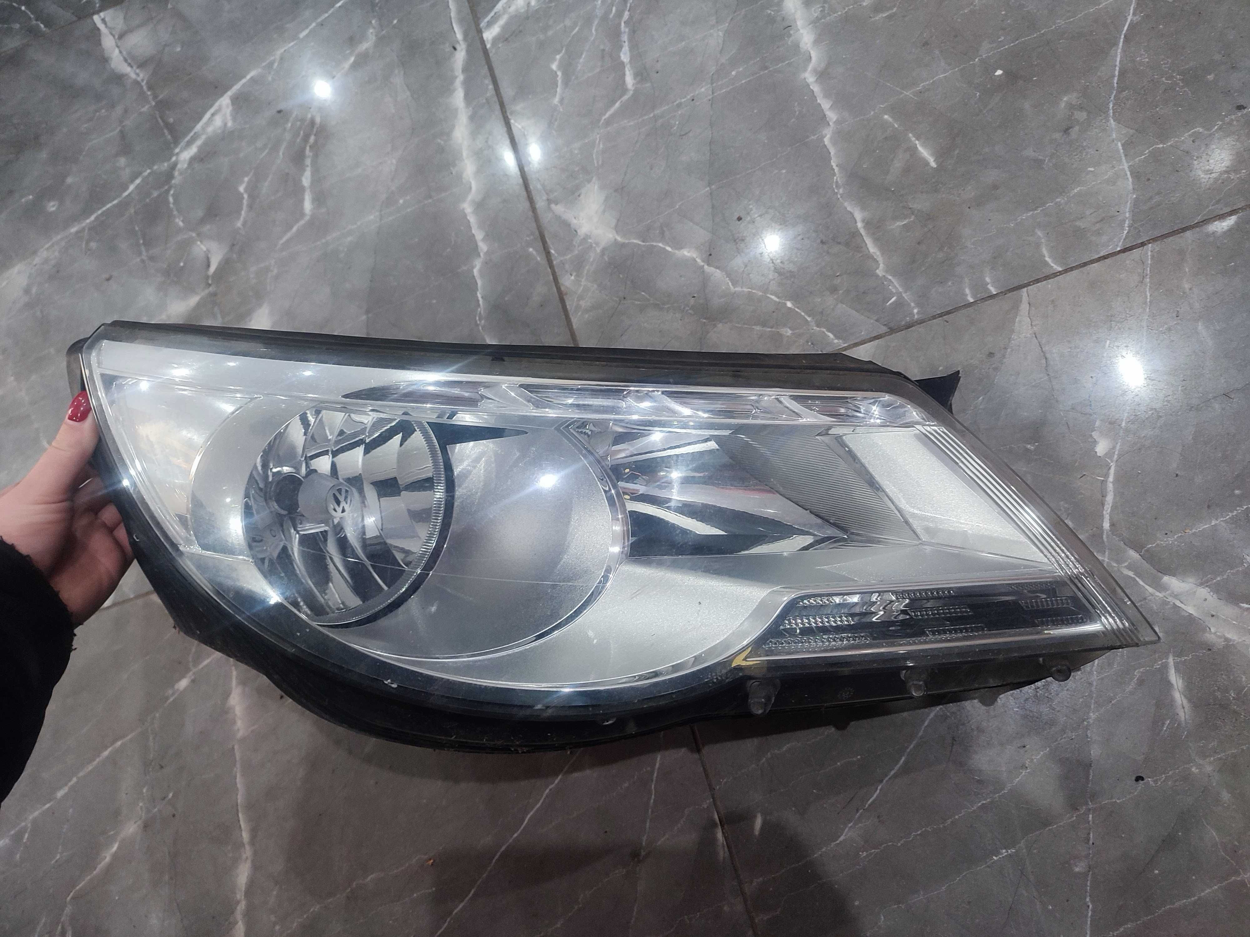 Lampa prawy przód VW Tiguan I uszkodzona