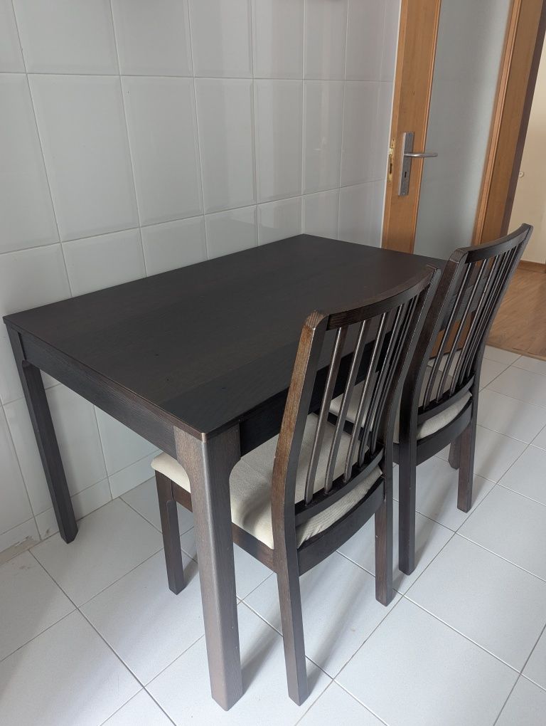 Mesa extensivel com 2 cadeiras