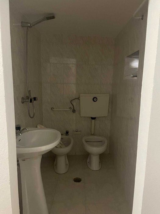 Quarto com WC / Garagem / Cozinha