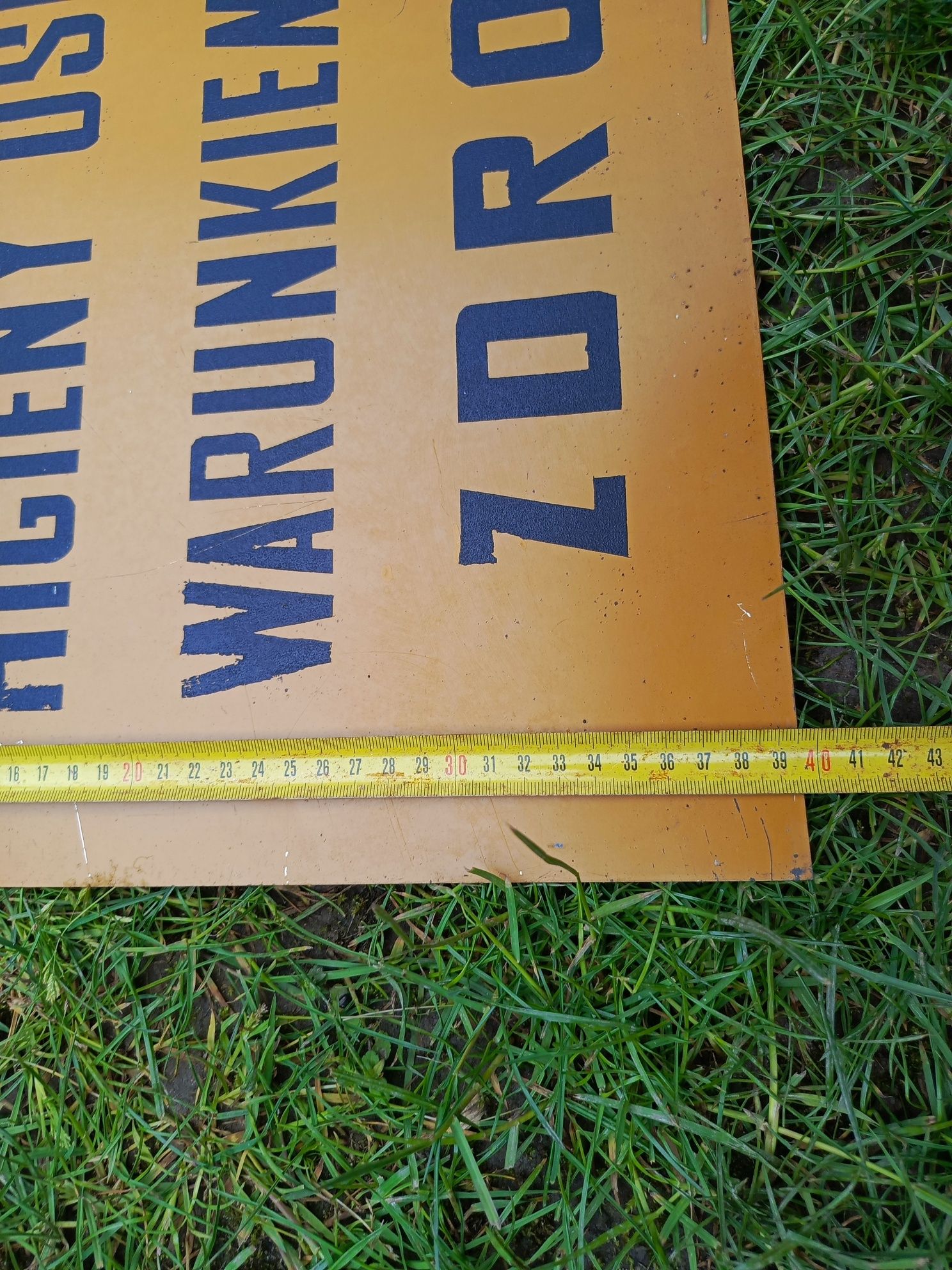 Stara metalowa tablica z PRL-u