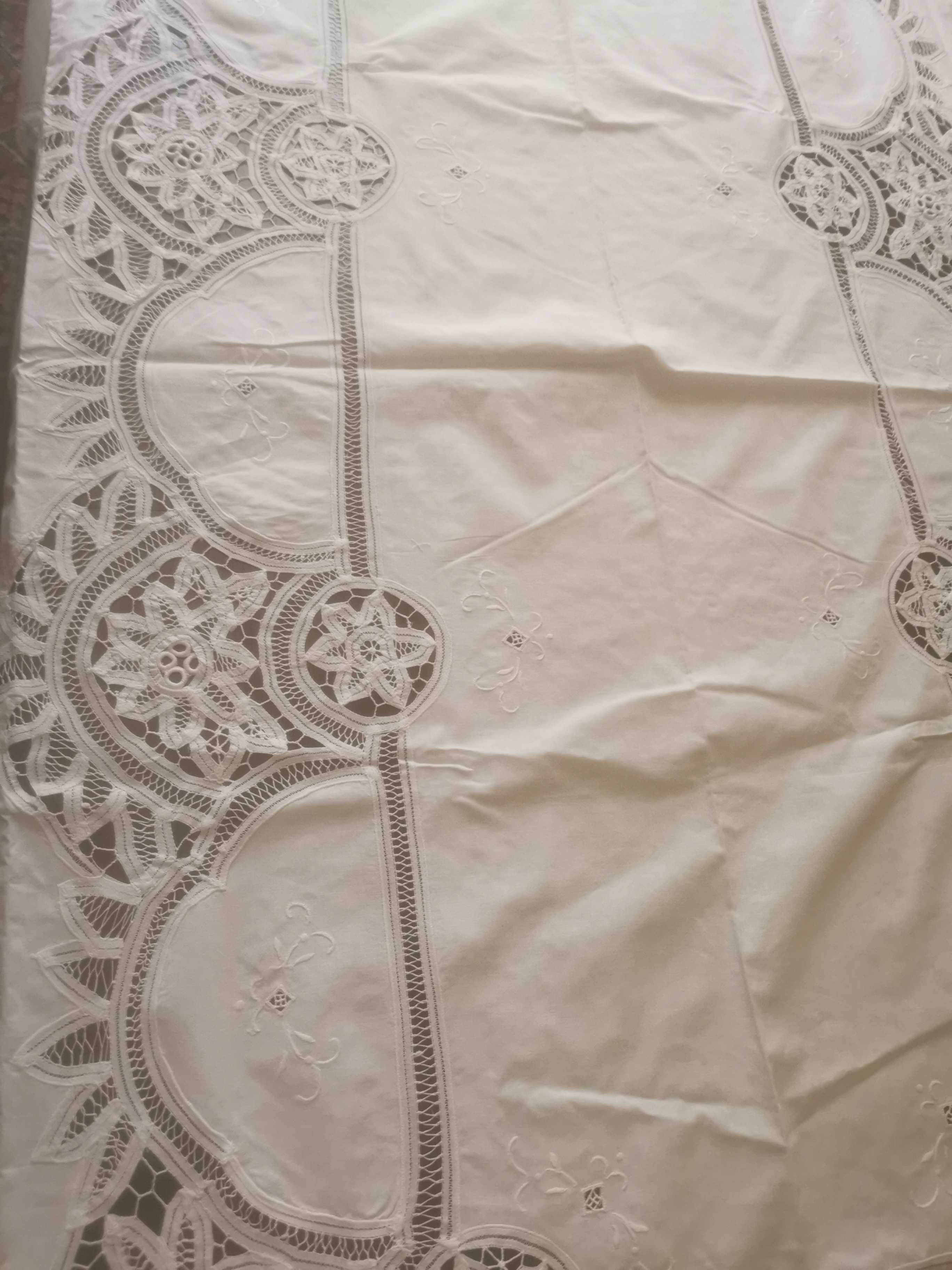 Toalha de mesa em linho com Bordados em renda de Bilros