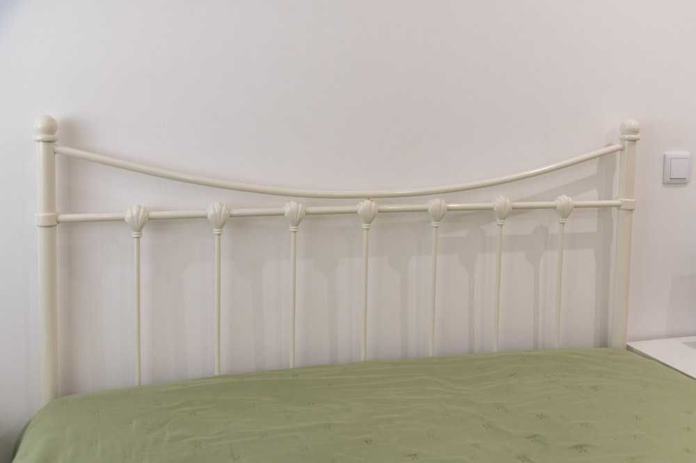 quarto casal cama de ferro  branco com 6 Peças