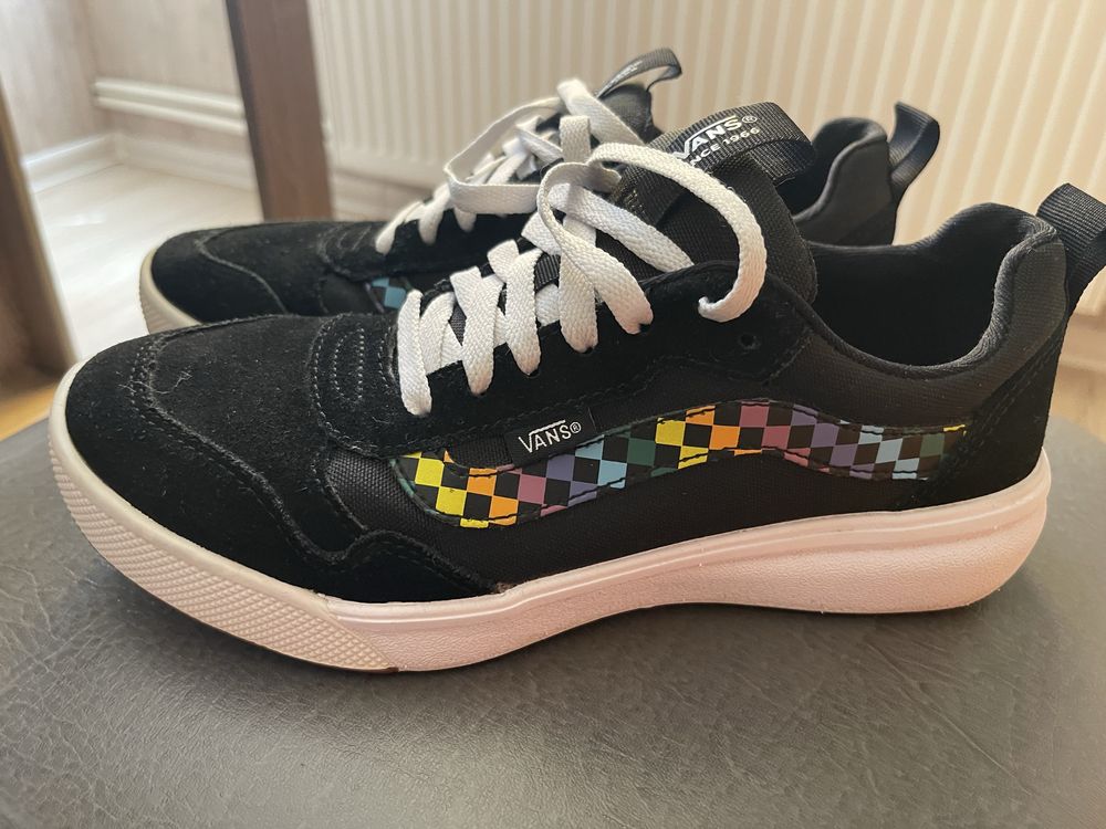 Продам жіночі кеди vans. Стан нових.