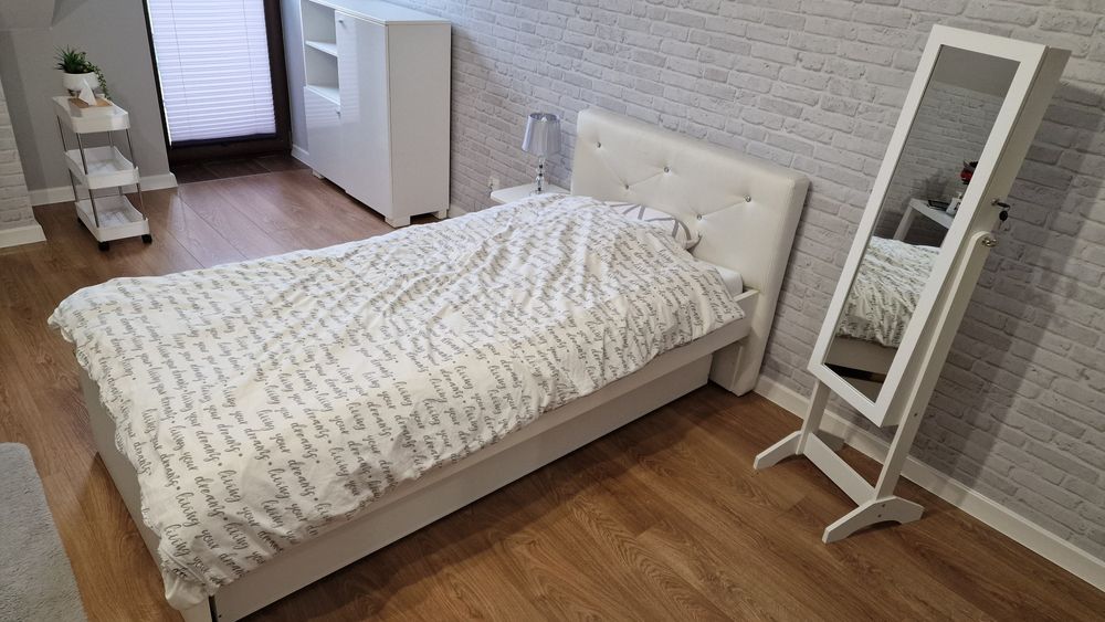 meblik łóżko z pojemną szufladą materac i stoliczkiem