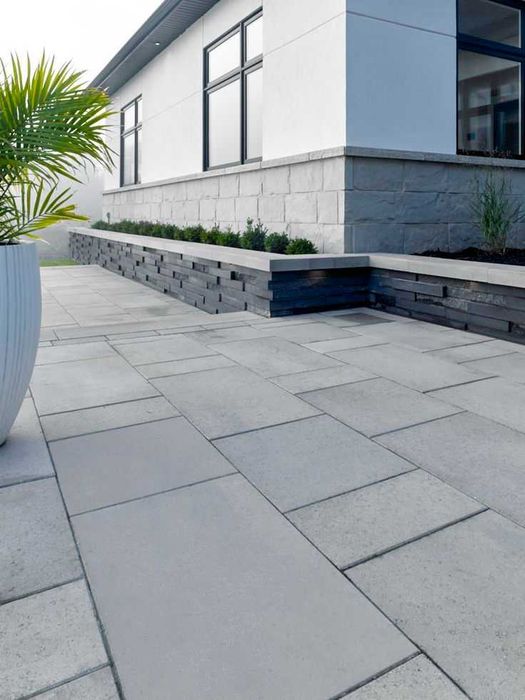 Szare antyczne i walcowane kamienie naturalne dostępne