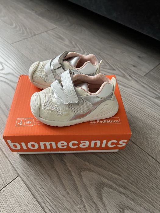 Продам кросівки Biomecanics для дівчинки