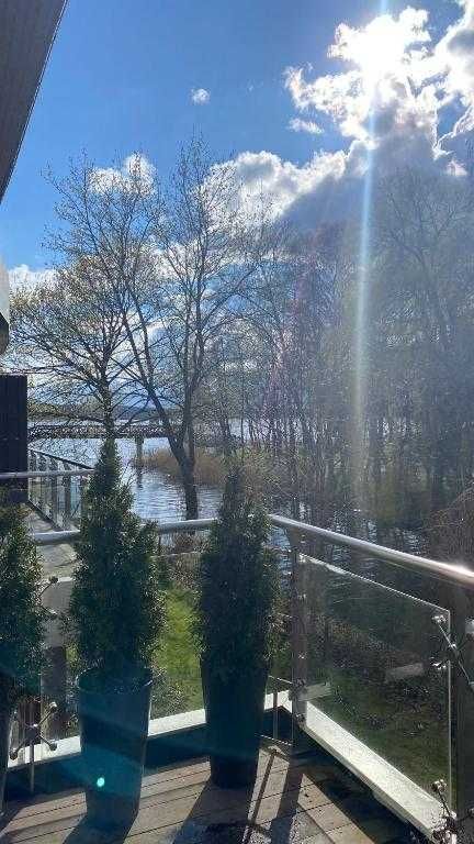 Apartament nad jeziorem z TARASEM i miejscem parkingowym