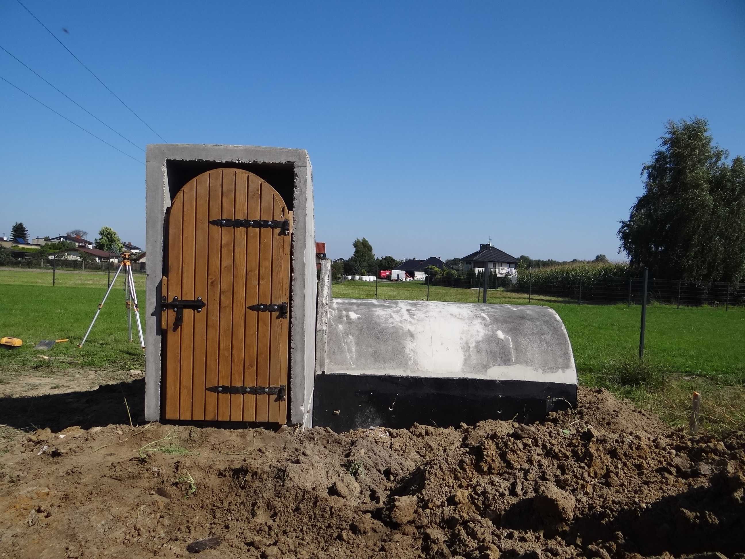 Schody betonowe do piwnicy betonowej kotłowni ze spocznikiem i kratką