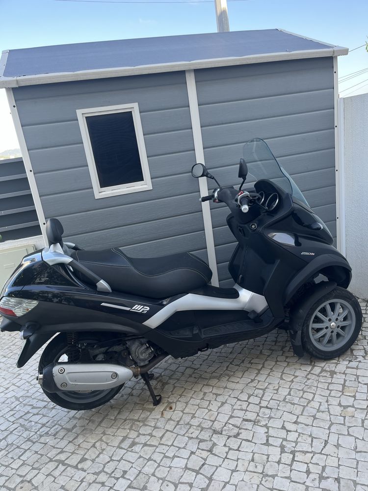 Mota Piaggio MP3 carta carro