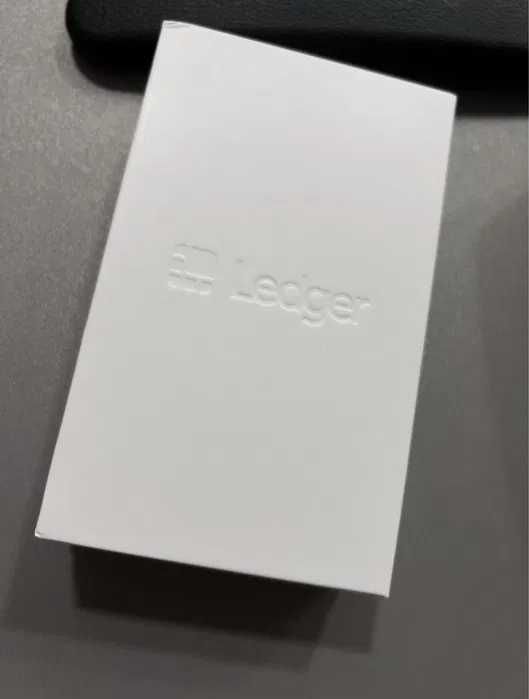 Холодный кошелек Ledger Nano X для хранения криптовалюты.
