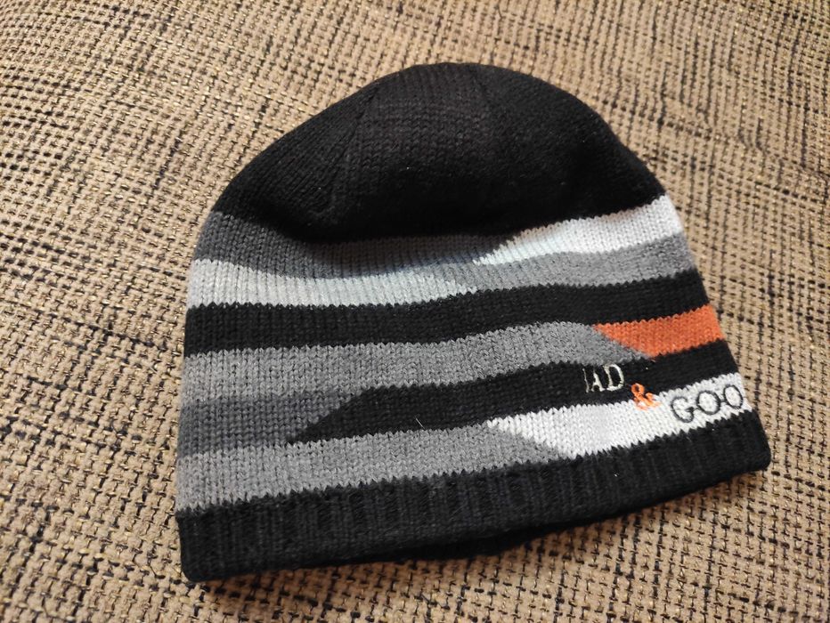 тепла зимова шапка на хлопчика на 6-9 років