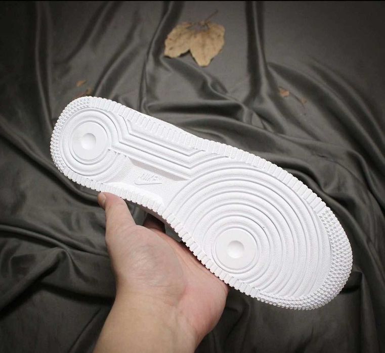 Buty meskie Nike Air Force 1 Low Supreme White R.39