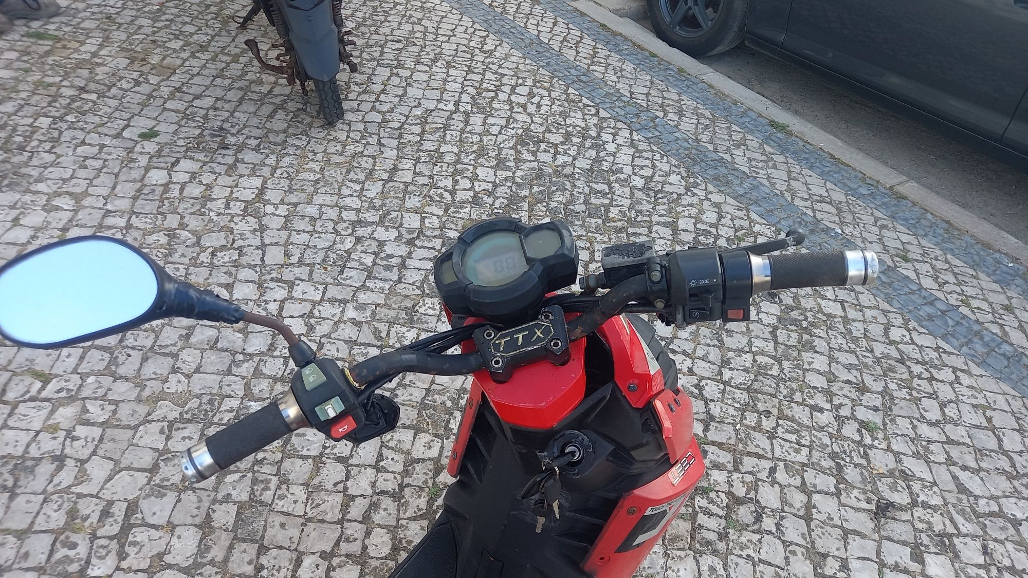 Moto Eletrica Vermelha / Preta