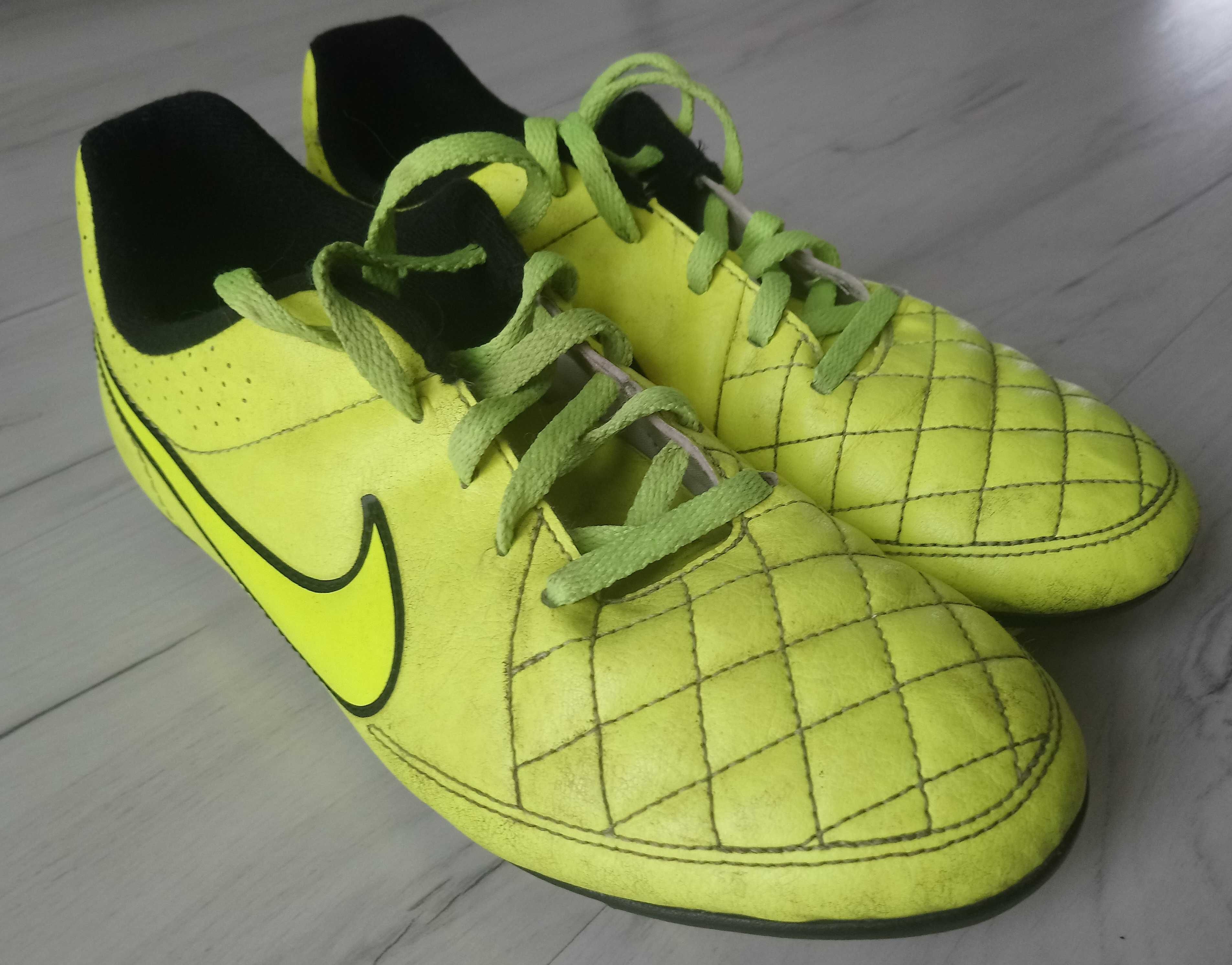 Ładne buty dziecięce piłkarskie korki NIKE rozmiar 38 wkładka 24 cm