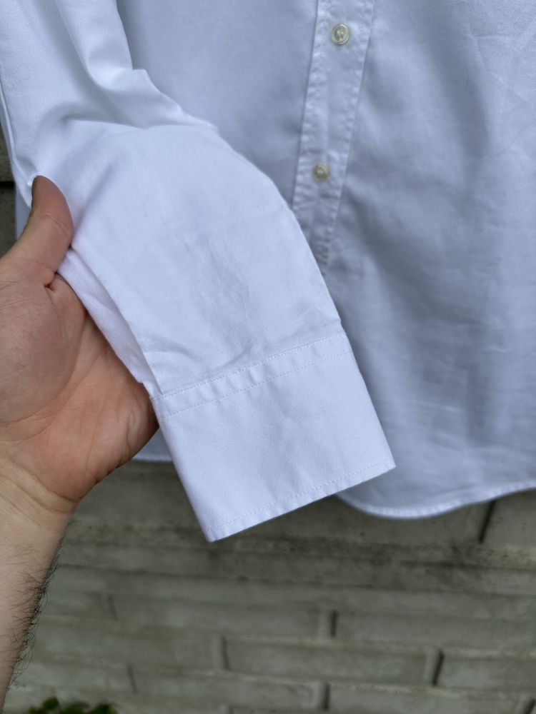 Taliowana, biała koszula Gant, rozmiar M