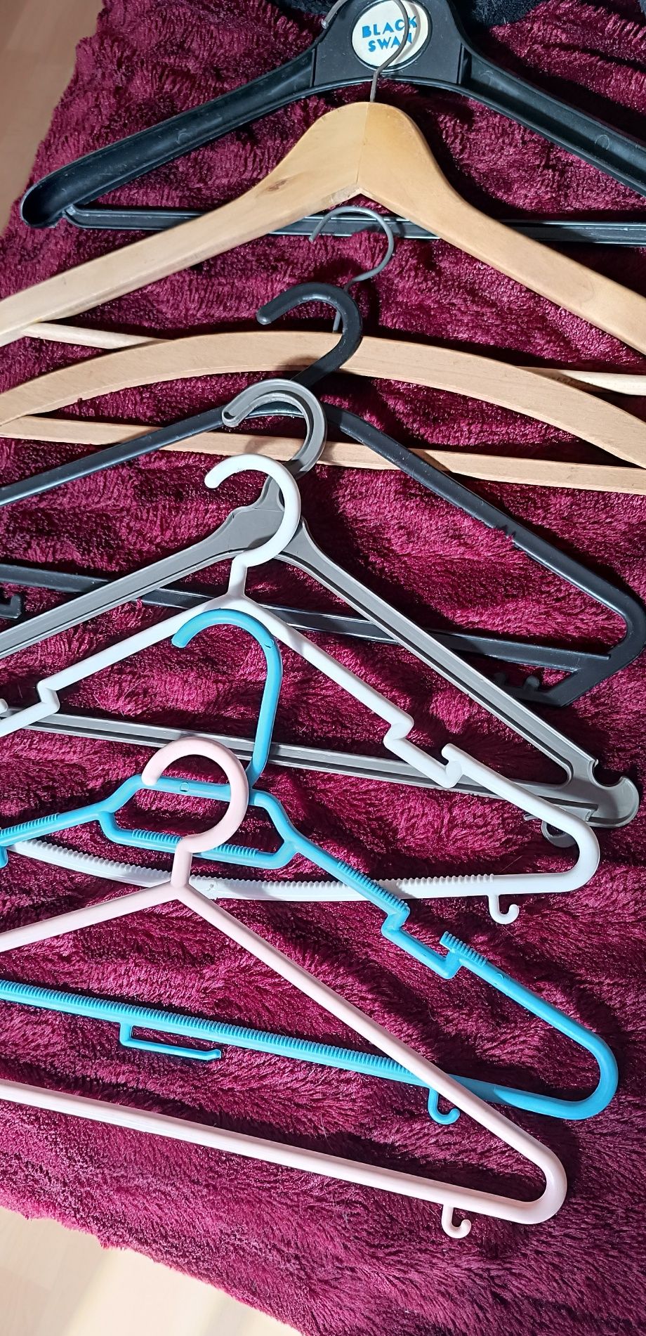 8 cabides usados para roupa