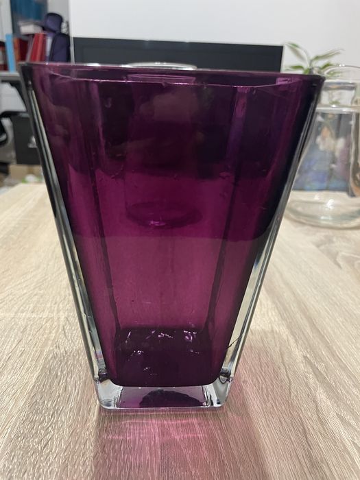 Fioletowy szklany wazon