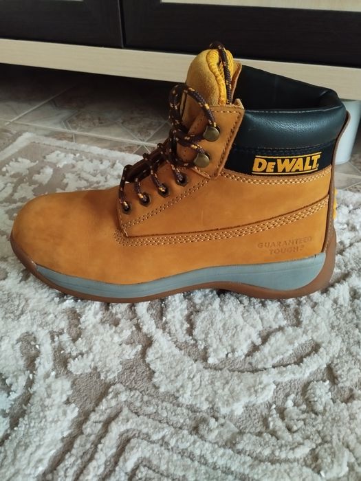 Чоловіче взуття в ідеальному стані