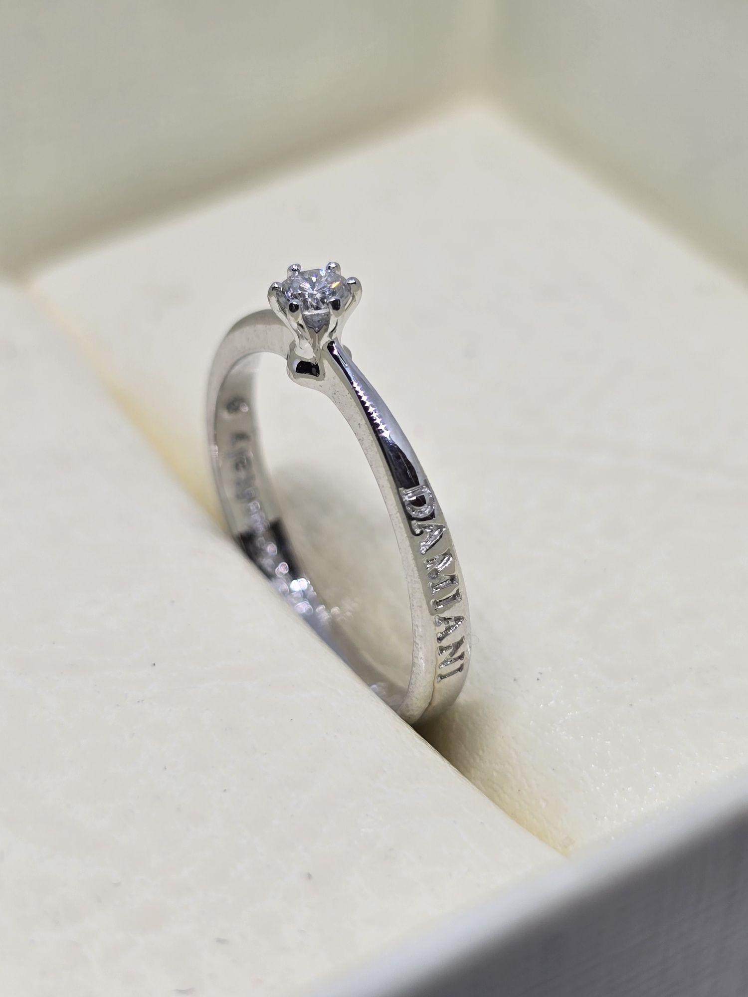 Каблучка Damiani. Кольцо с бриллиантом
