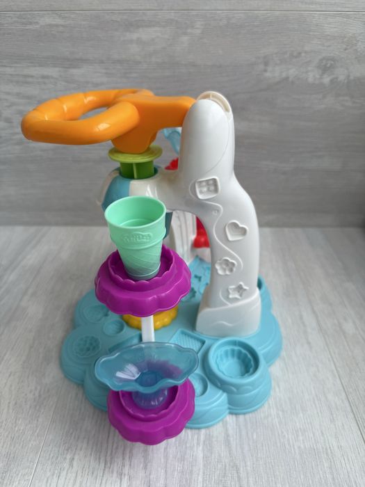 Набір для творчості з пластиліном Фабрика морозива Play doh