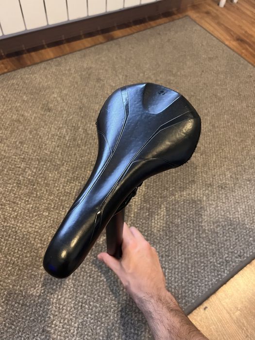 Siodelko evoke z sztyca bontrager ( komplet )