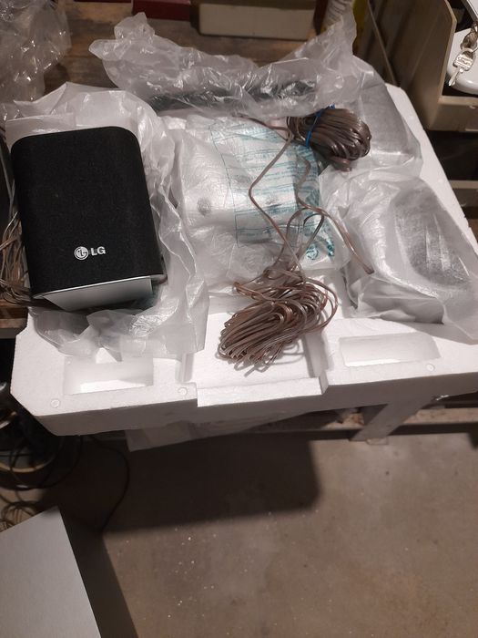 Kit home cinema 5 colunas + sboofer + dvd / LG .