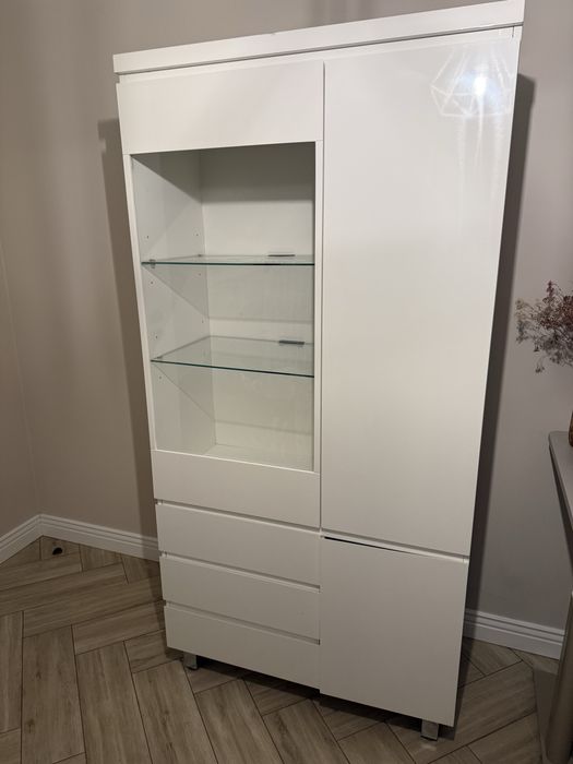 Szafka lakierowana na wysoki połysk