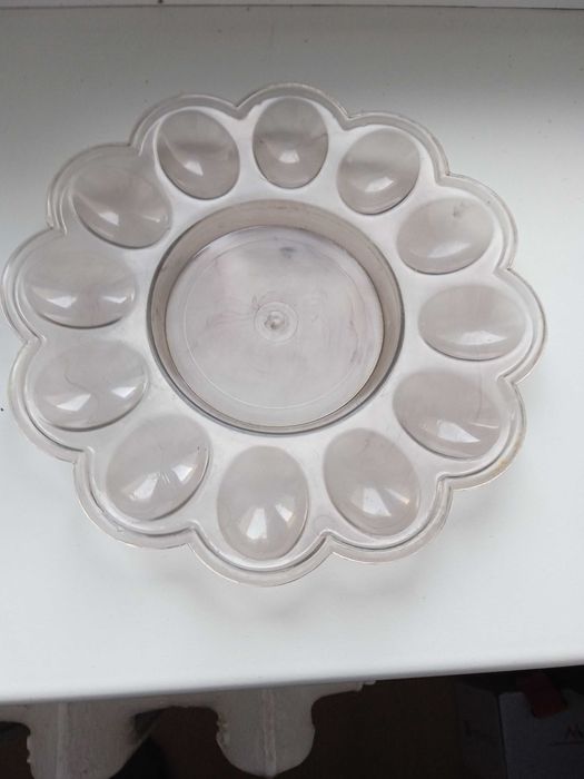 Plastikowy talerz do jajek w majonezie.