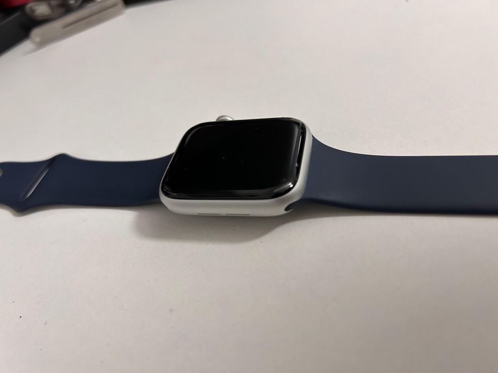 Apple Watch SE (2024) 44mm Original + braceletes