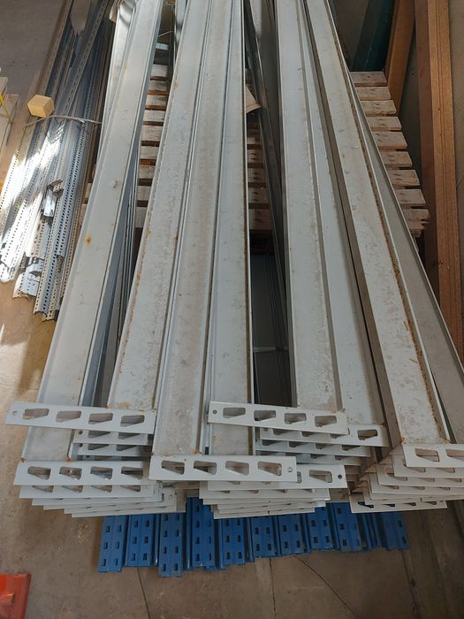 lote de estantes usadas para desocupar