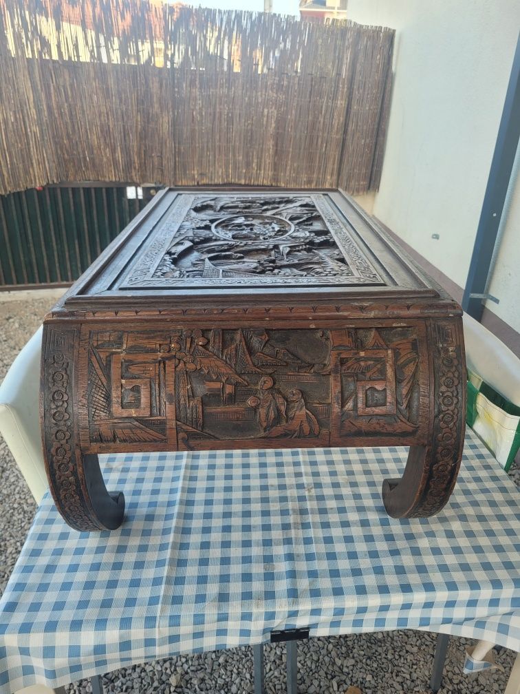 Mesa de Centro Oriental Antiga em Madeira Entalhada à Mão