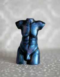 Mężczyzna niebieski i fioletowy metaliczny, rzeźba z gipsu, wys. 10 cm