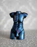 Mężczyzna niebieski i fioletowy metaliczny, rzeźba z gipsu, wys. 10 cm