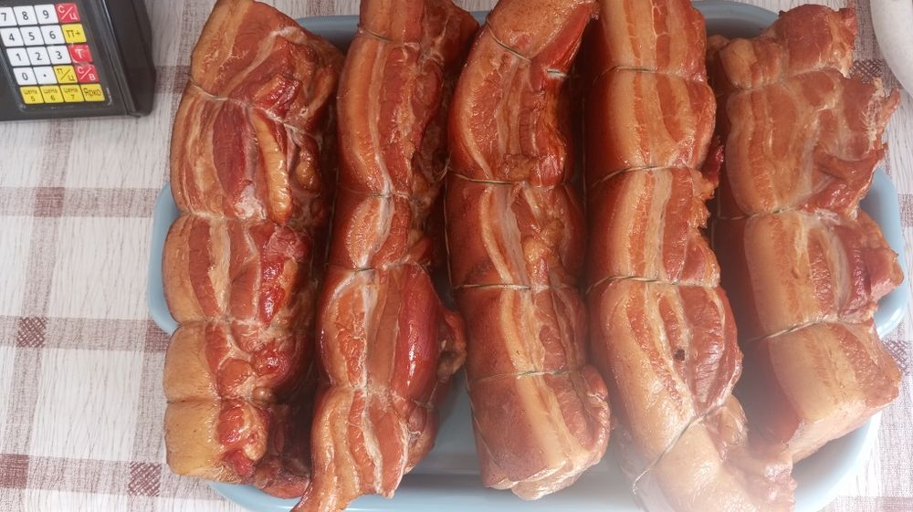 Копченості з домашньої свинини приготовані з любов'ю