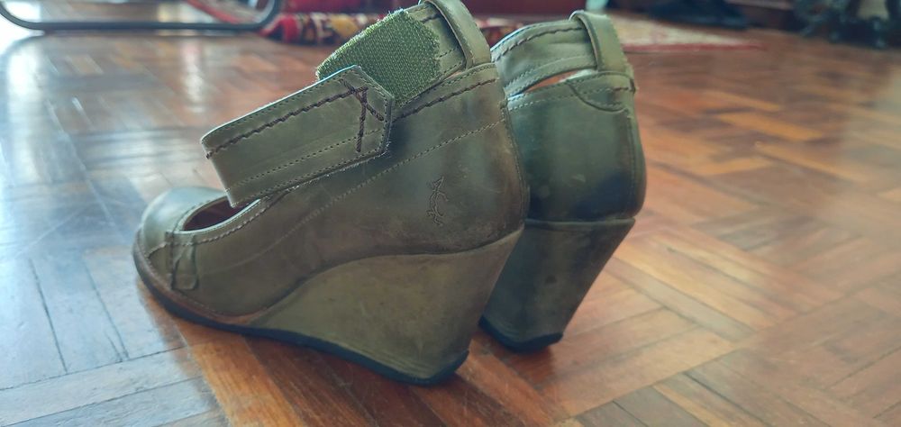 Sapatos brancos salto e sandálias pele cunha Runner Bean 15€