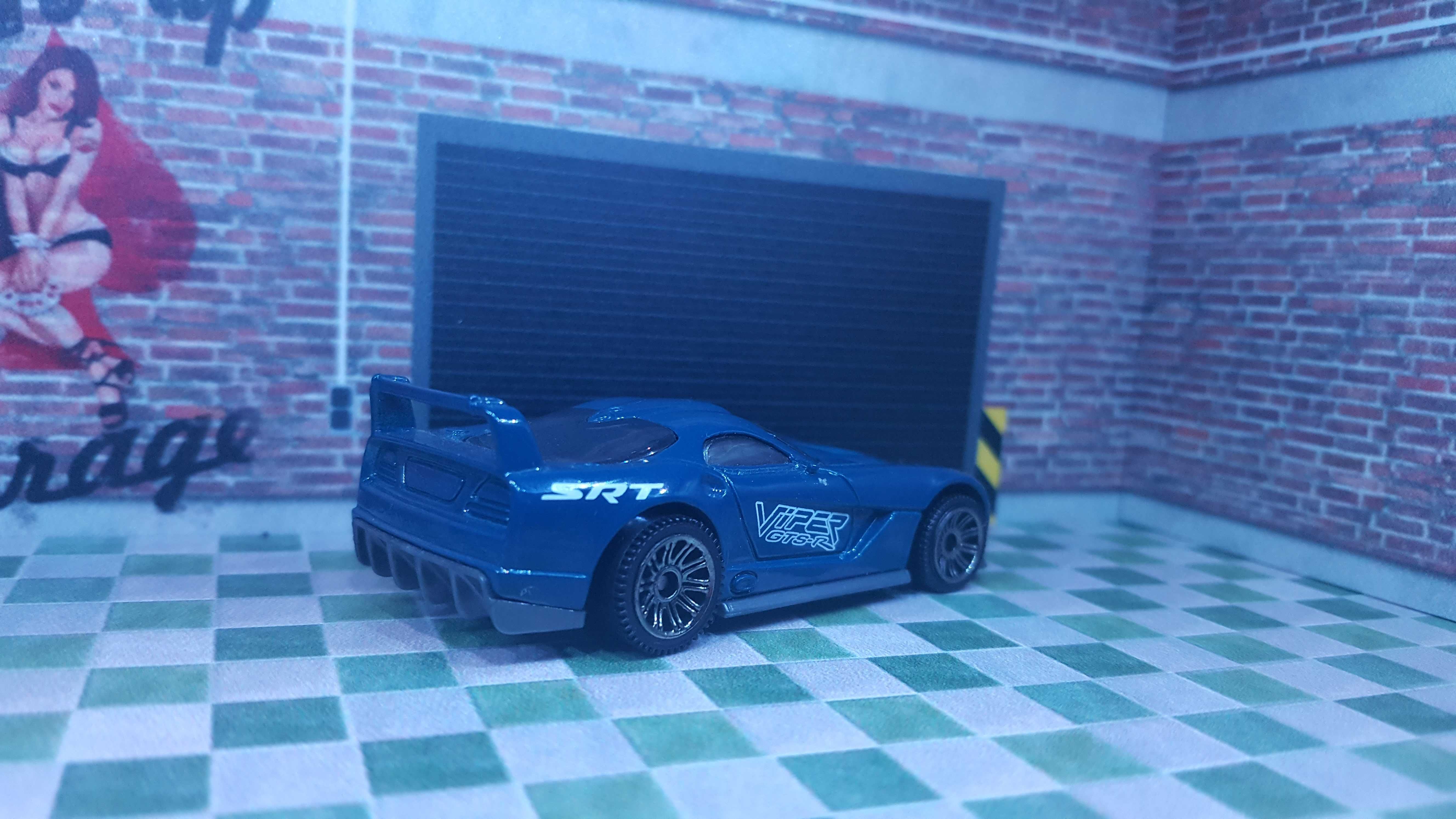 matchbox DODGE VIPER GTS-R nowy luz, w karcie 31 zł.