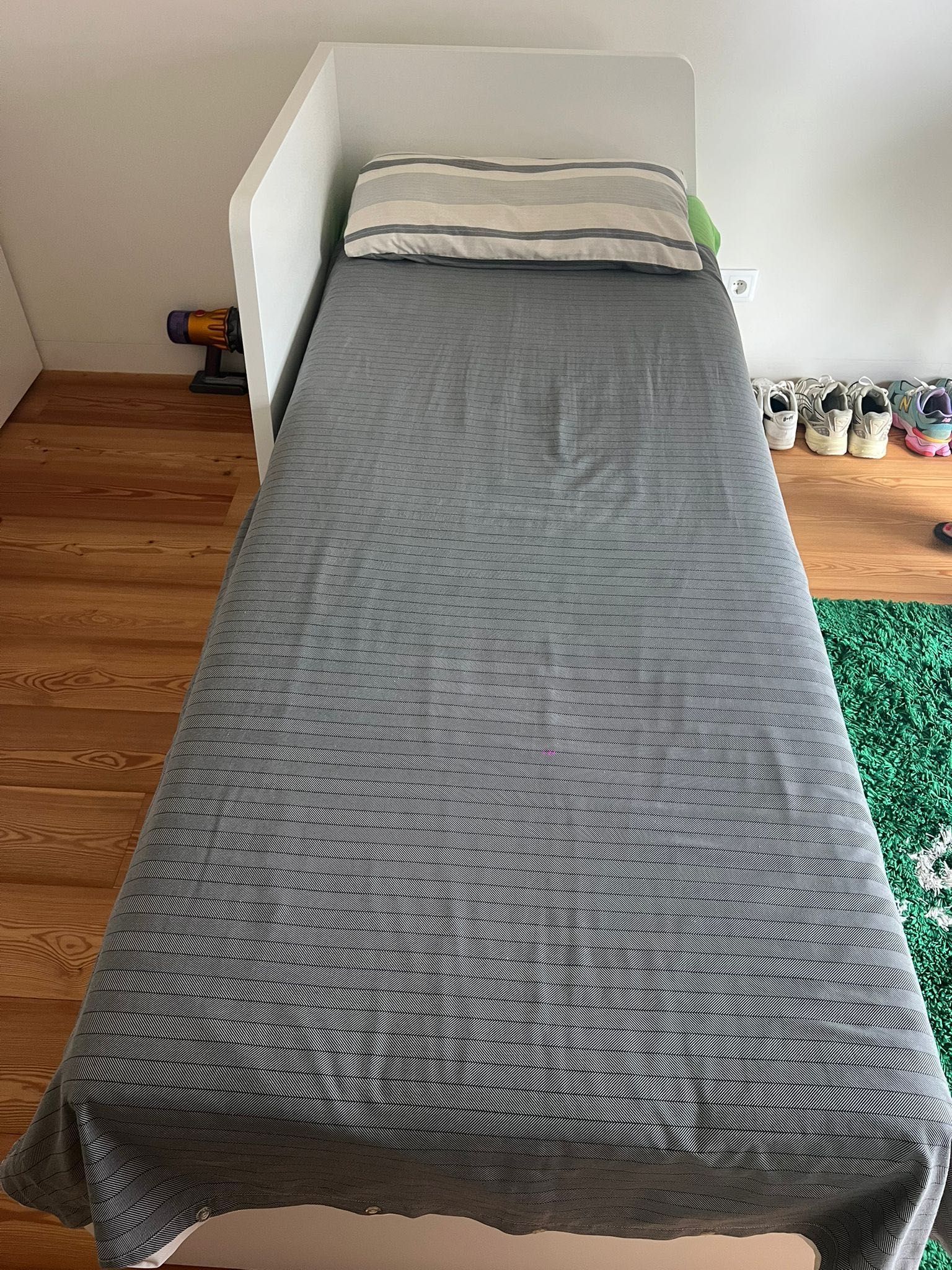 Cama de solteiro IKEA FLEKKE 80x200 com dois colchões incluídos