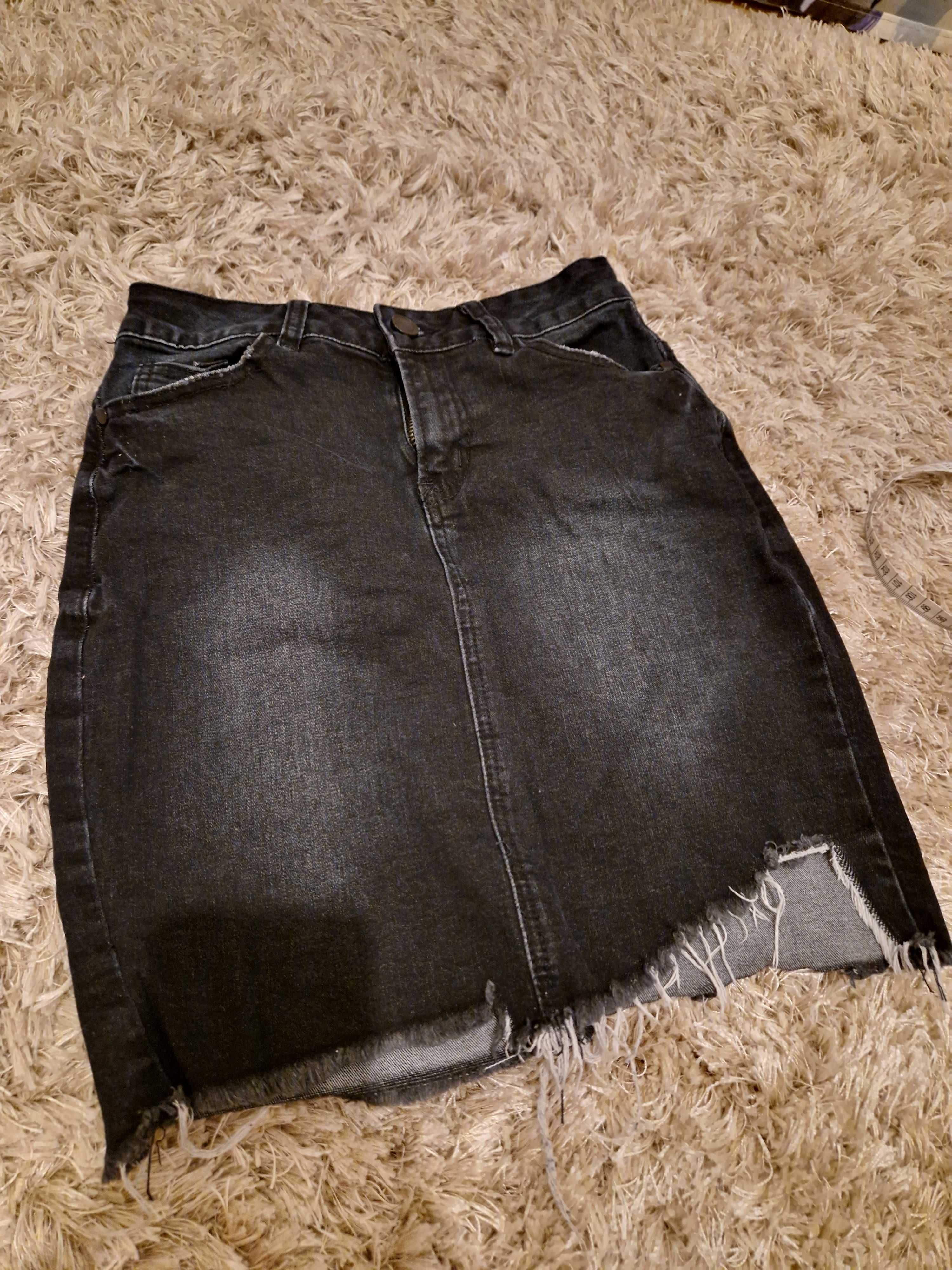 Piekna czarna spodnica jeansowa firmy Amisu rozmiar 34