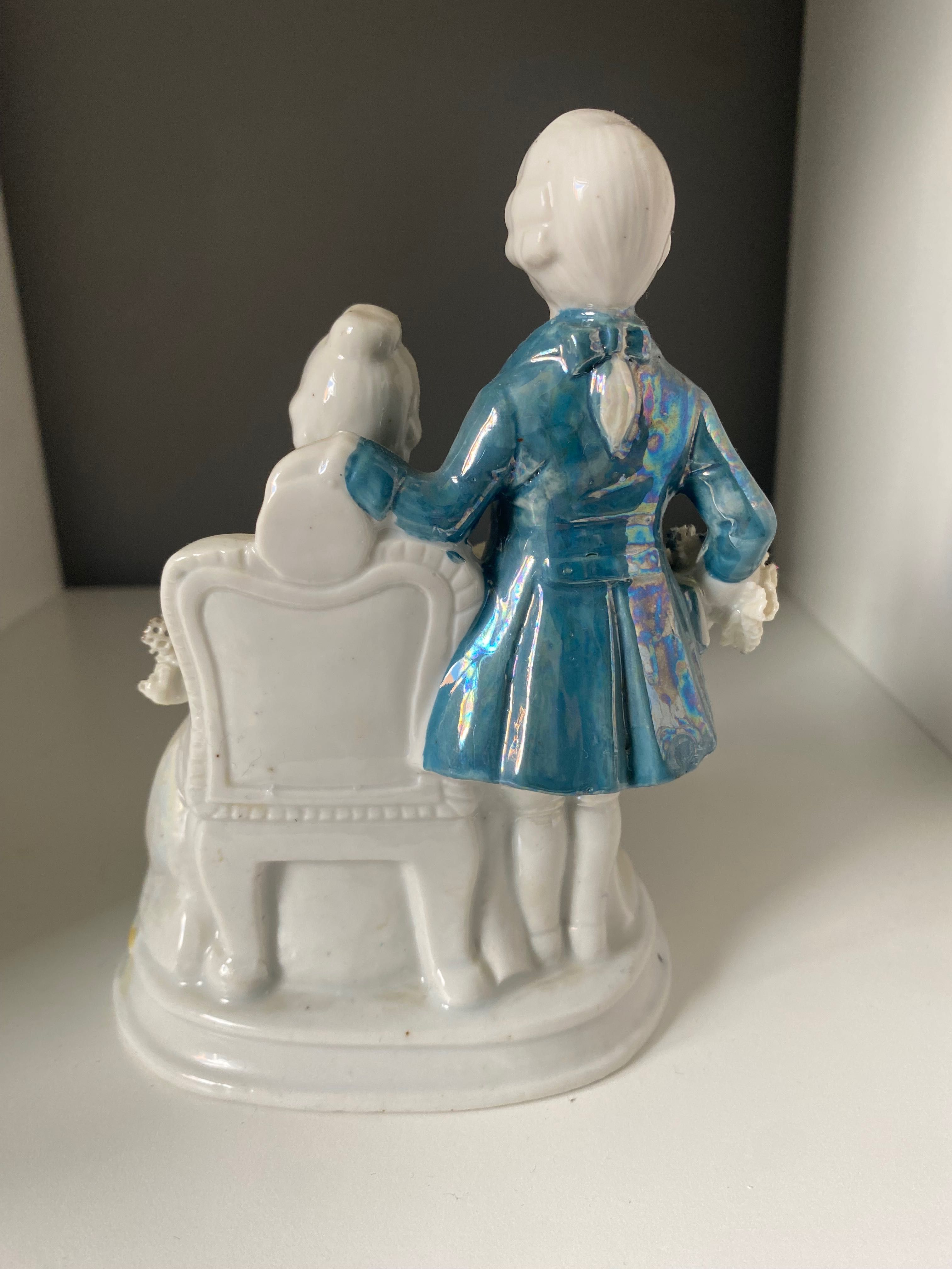 Figurka porcelanowa Para z książką