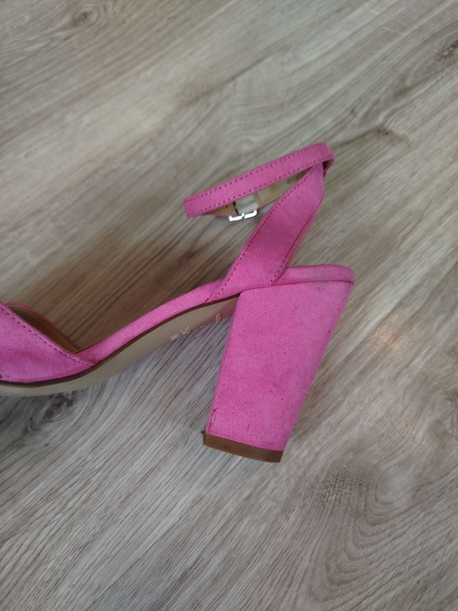 Damskie fuksjowe zamszowe buty na obcasie