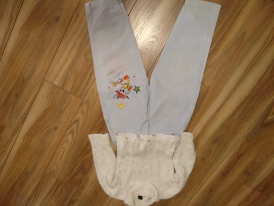 Spodnie dżinsowe z haftowaną aplikacją 122 + milutki sweterek