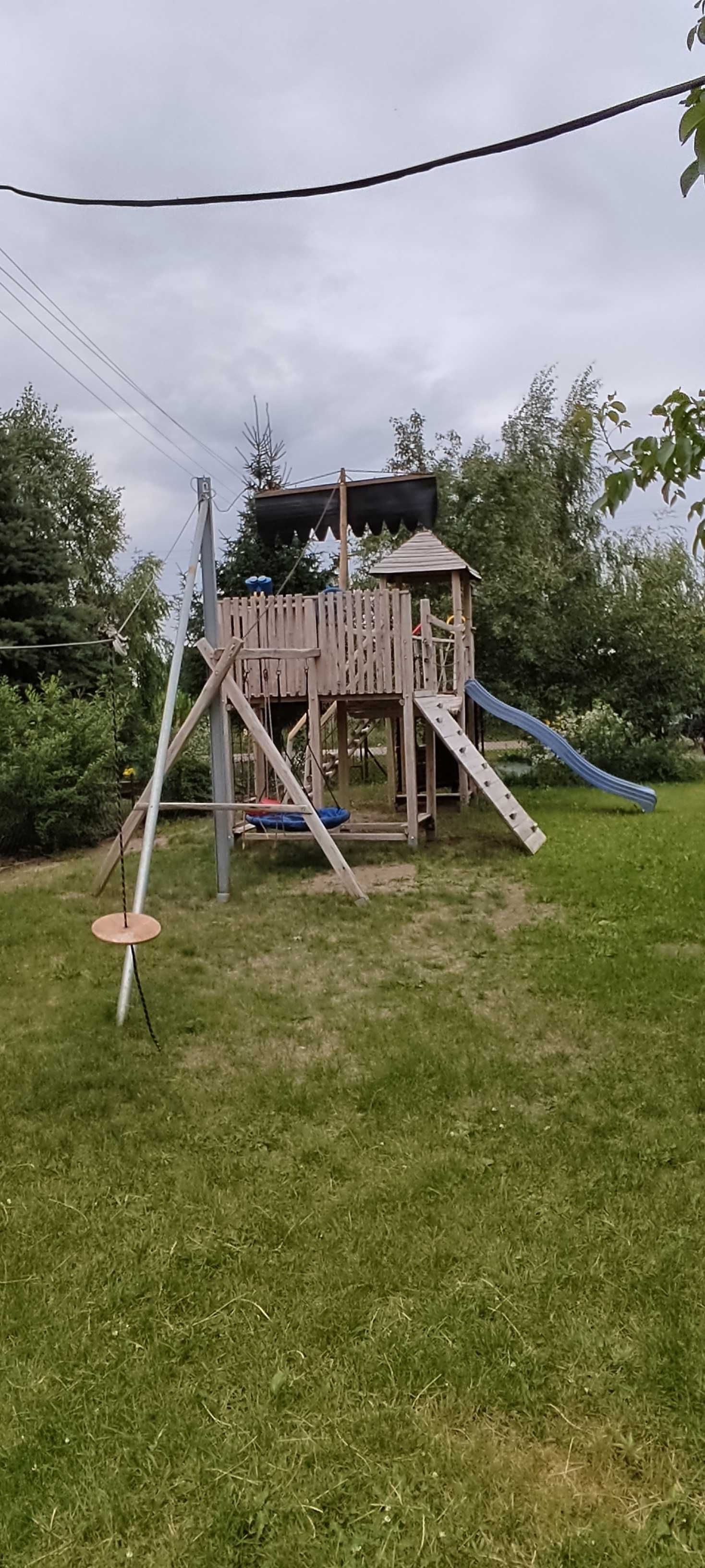 Ogromny drewniany plac zabaw statek tyrolka ślizg huśtawki