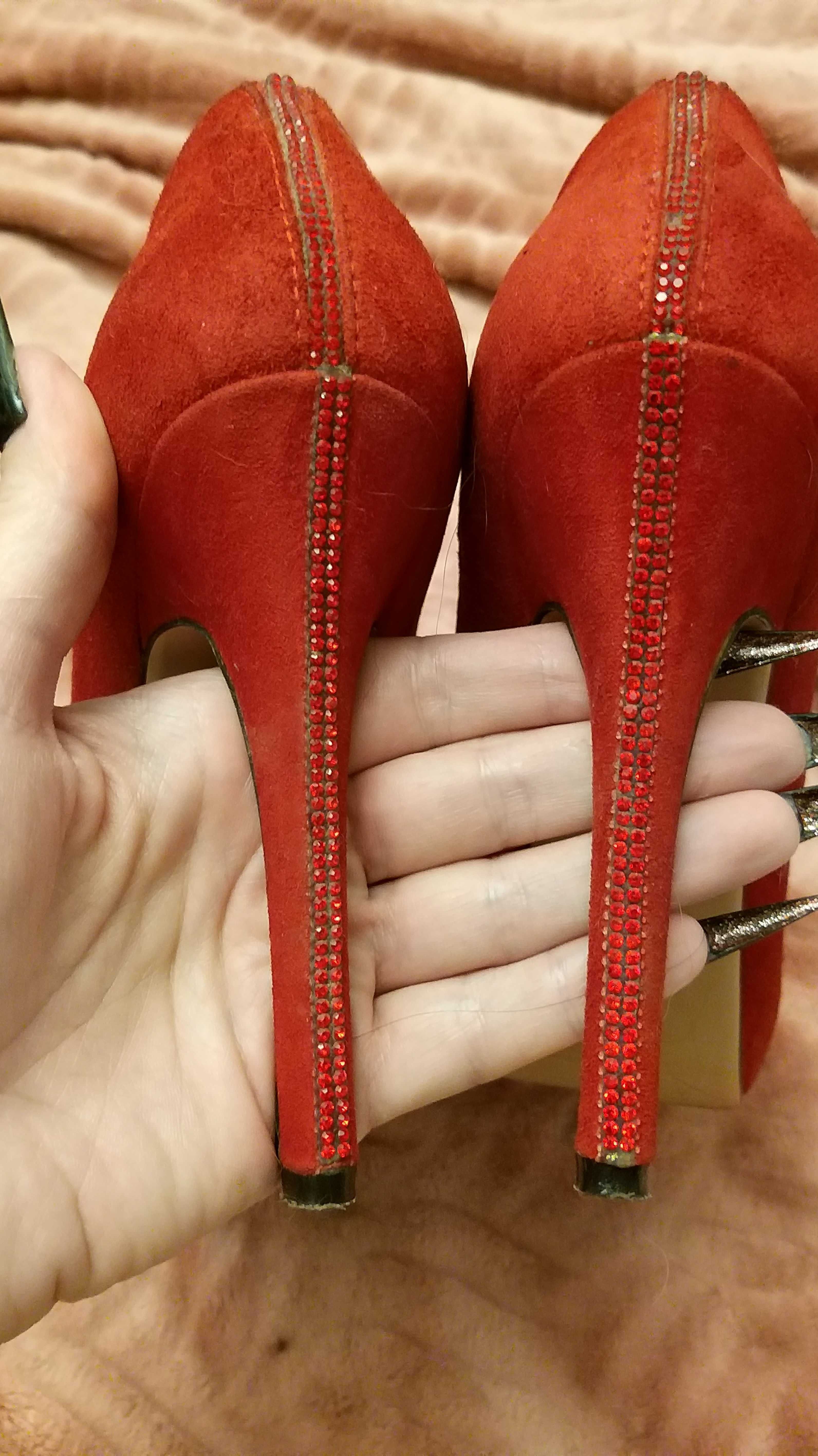 Продам замшевые красные женские туфли 38р