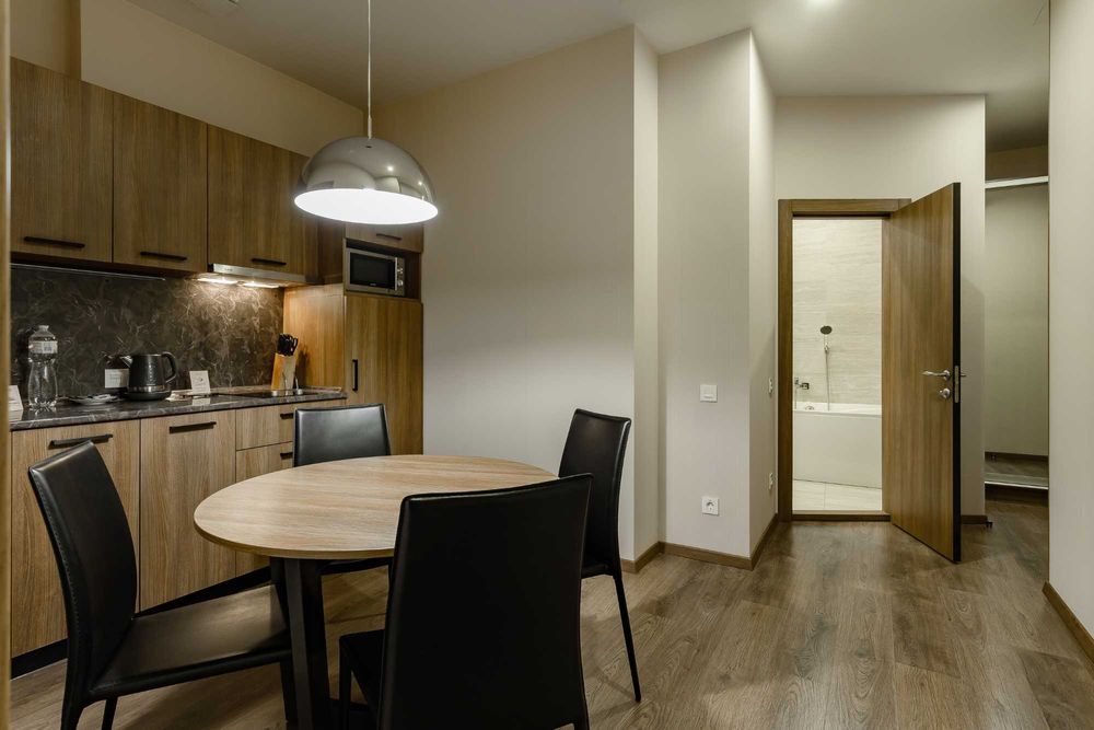 Стильна студія 55 м² у центрі Києва біля Майдану | Генератор | Укриття