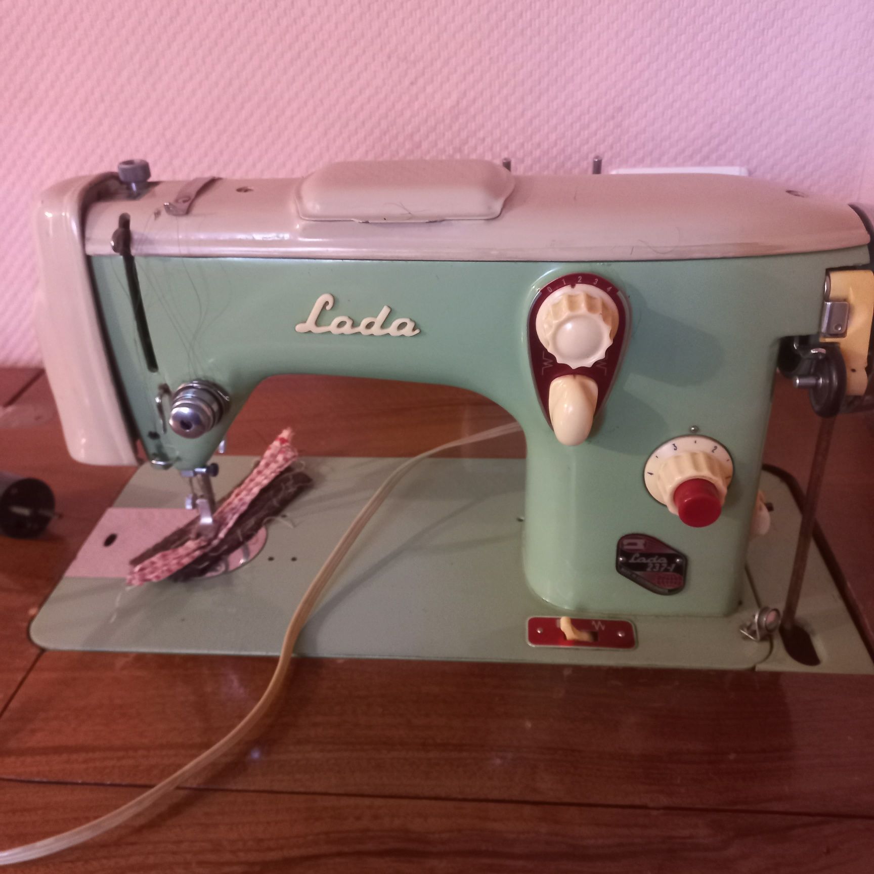 Механічна швейна машинка "Лада"