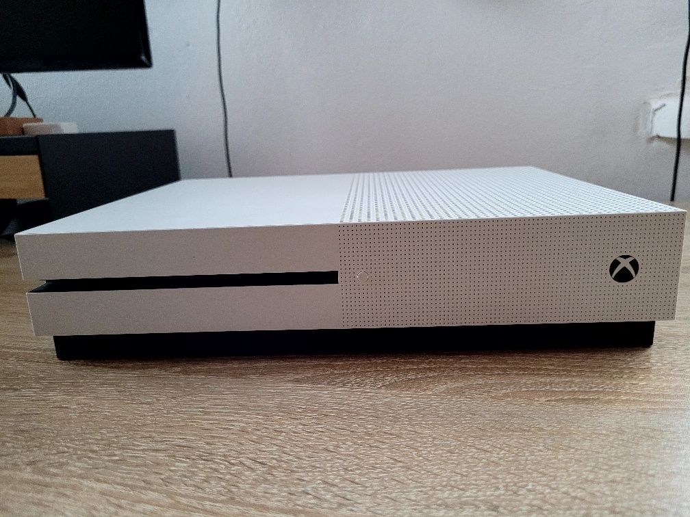 Konsola Xbox One S 1 Tb + dwa kontrolery + gry Farcry5, Fifa20, RDR2