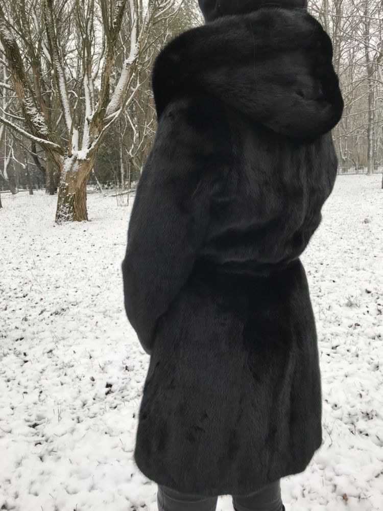 Шуба норковая из цельного меха с поясом и капюшоном